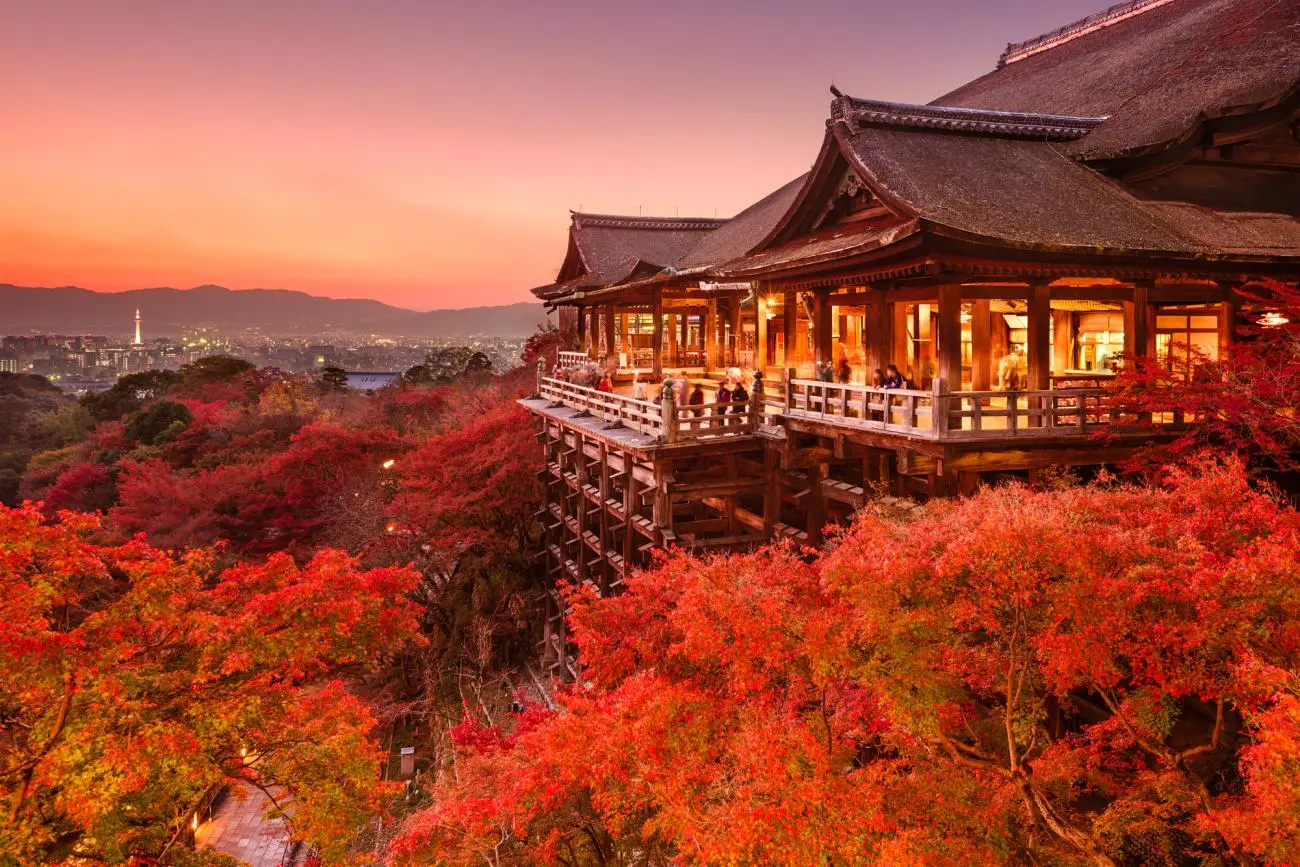 夕暮れに照らされた歴史的建築